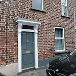 Stunning 3 Bedroom Townhouse In The Heart Of City