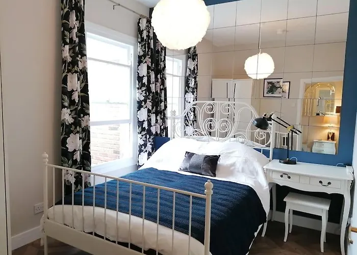 Stunning 3 Bedroom Townhouse In The Heart Of City