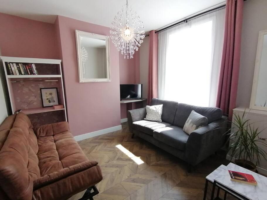 Hébergement de vacances Stunning 3 Bedroom Townhouse In The Heart Of *