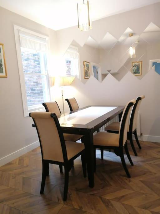 Hébergement de vacances Stunning 3 Bedroom Townhouse In The Heart Of *